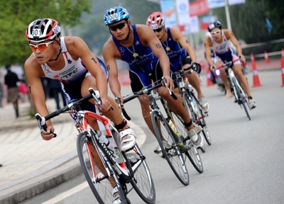 圖文-海峽杯鐵人精英賽開賽運動員在自行車比賽_綜合體育_新浪競技風(fēng)暴_新浪網(wǎng)